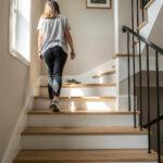 Escalier fermé rénové avec contremarches blanches et rampe moderne