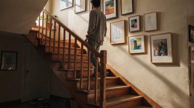 Galerie de tableaux dans une cage d'escalier
