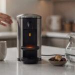 Machine Nespresso Vertuo sur plan de travail avec voyant orange allumé
