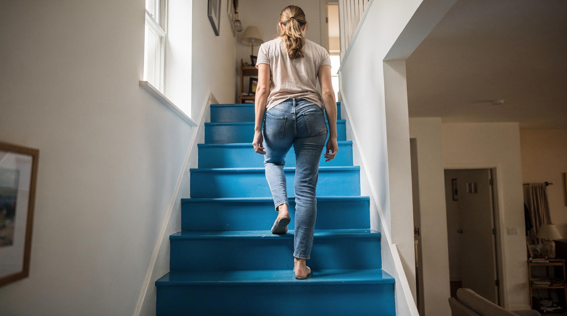 Marches d'escalier peintes en bleu