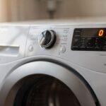 Technicien inspectant la résistance d'un lave-linge Whirlpool ouvert