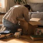 Tri de cartons et affaires personnelles dans un appartement après un décès