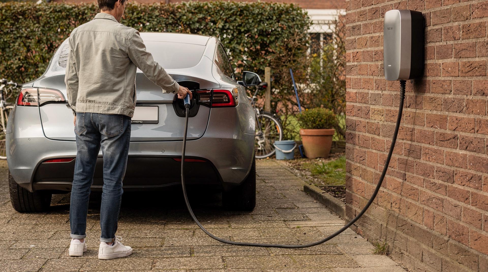 Véhicule électrique branché sur une borne de recharge à domicile