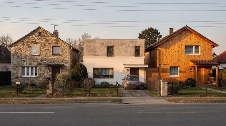 Comparaison de trois styles de maisons individuelles