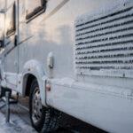 Grille d'aération Truma sur le flanc d'un camping-car en hiver