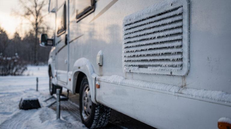 Grille d'aération Truma sur le flanc d'un camping-car en hiver
