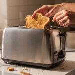 Grille-pain Russell Hobbs posé sur un plan de travail de cuisine moderne